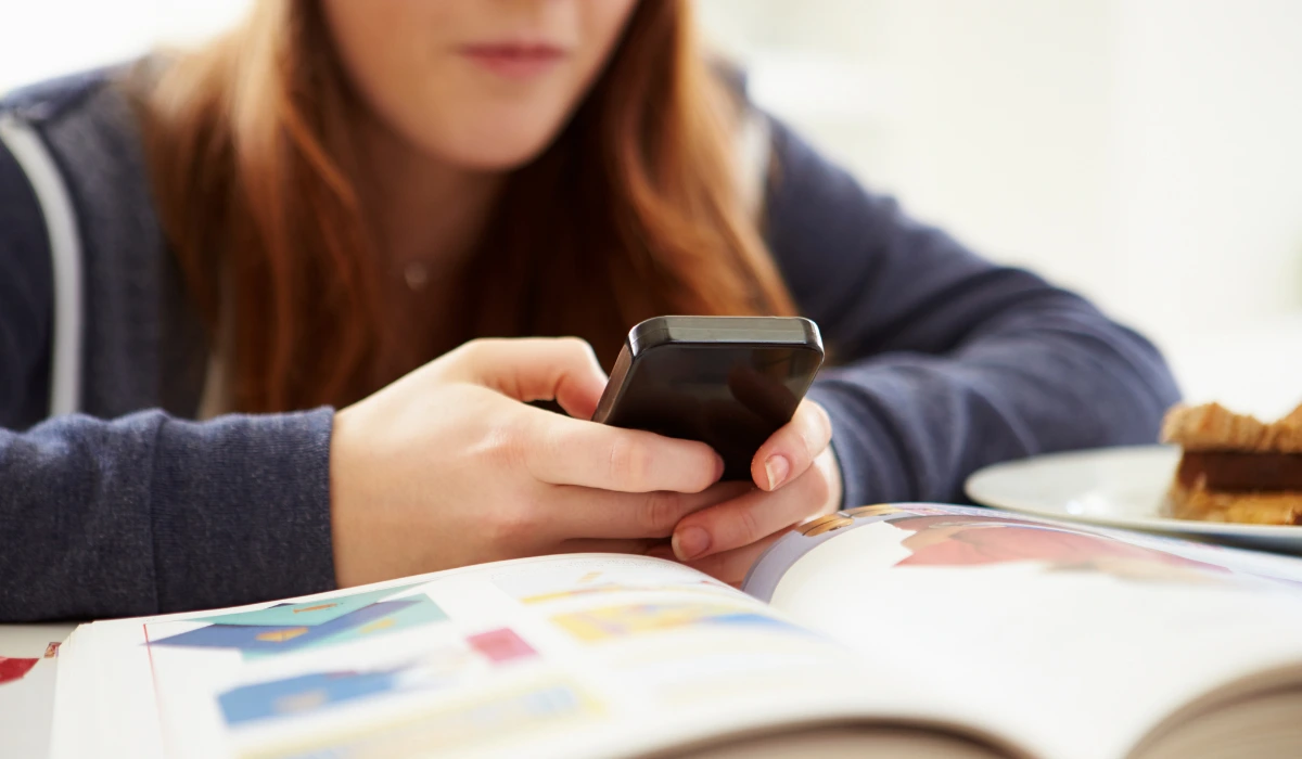 Cómo gestionar el móvil y las distracciones digitales durante la oposición